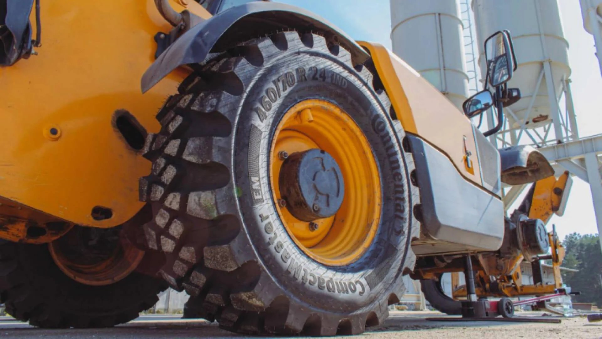 Немецкий Continental представил новые крупноразмерные шины для тракторов и погрузчиков