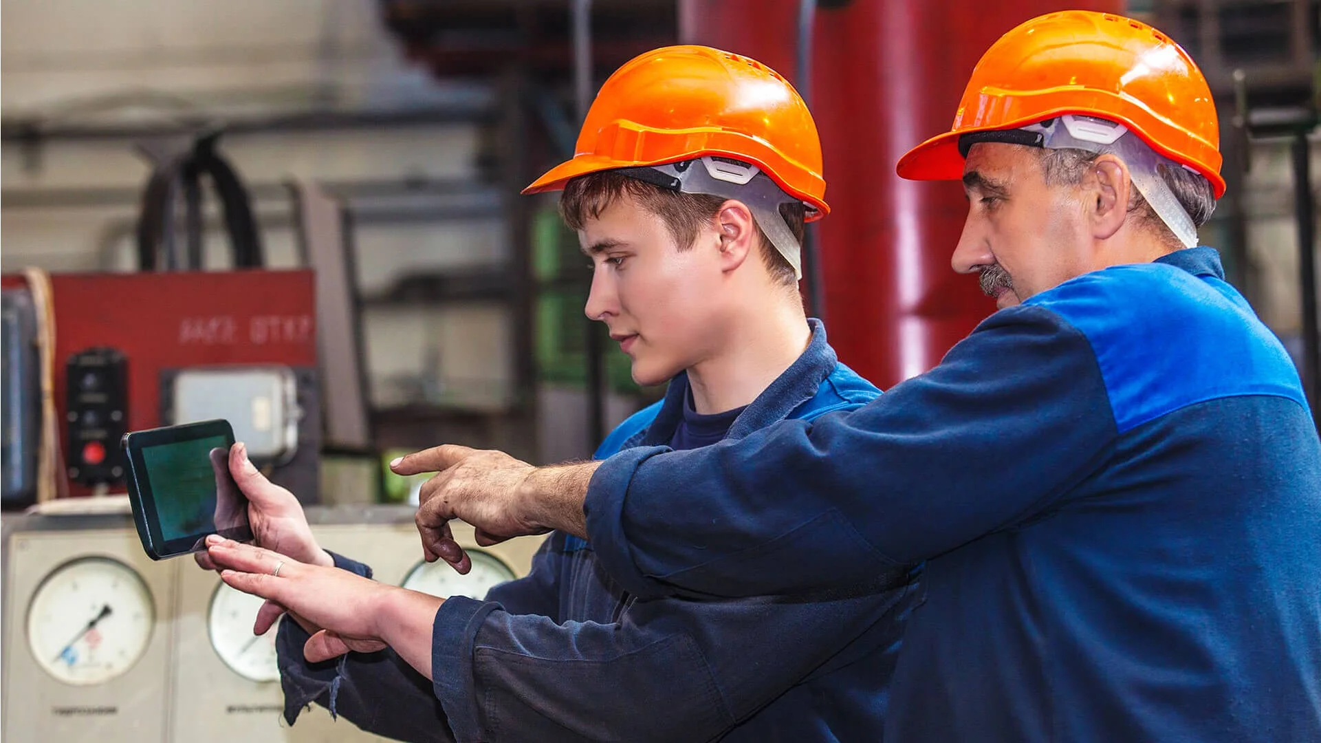 Два мастера работая. Сотрудники цеха. Плотник - столяр, краснодеревщик. Один мастер может выполнить заказ за 12 часов а другой за 18 часов. Рабочий на производство.