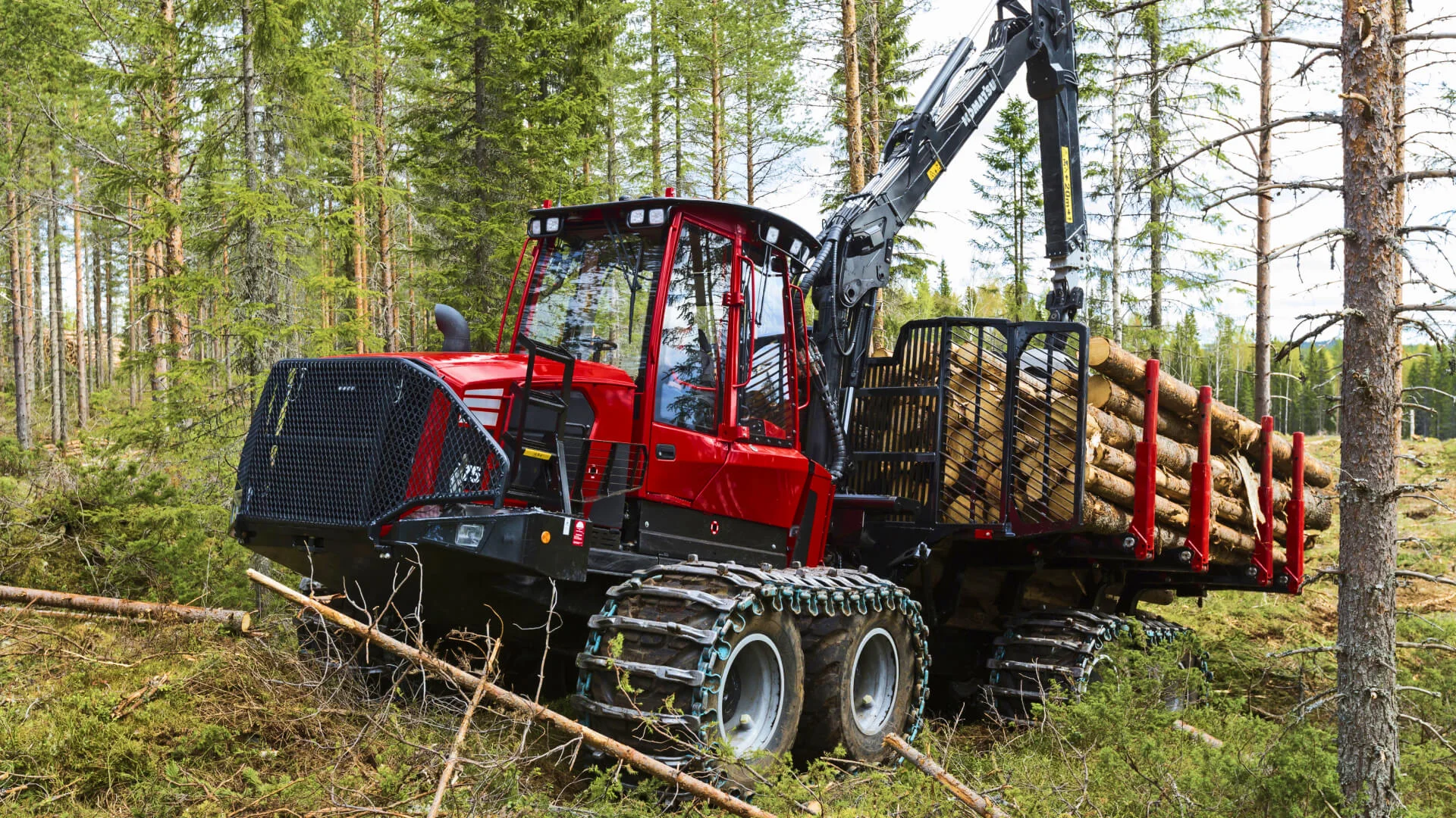 Машинист харвестера. Форвардер Komatsu 875. Форвардер Komatsu xf875-1, 8wd. Харвестер Комацу 875. Лесозаготовительная техника форвардер.